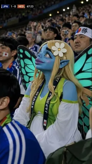 サッカー観戦中の美女のサムネイル